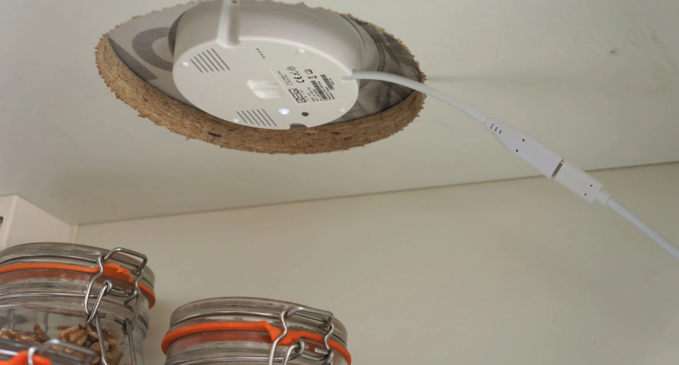 INVISIBLE FAST WIRELESS CHARGER